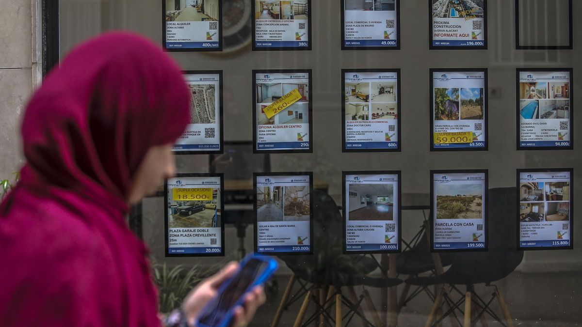Anuncios de viviendas en el escaparate de una inmobiliaria de Elche.
