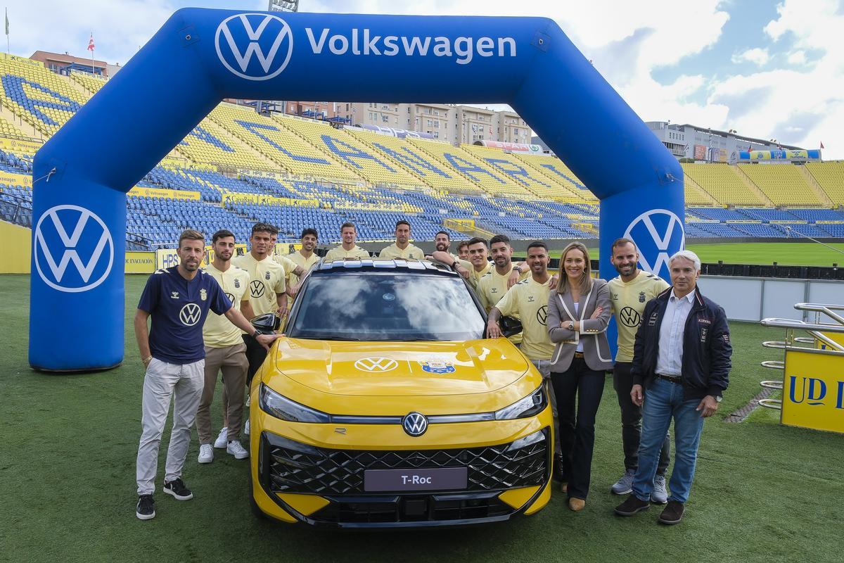 Imagen promocional de Volkswagen con el plantel de la UD y el director general Patricio Viñayo.