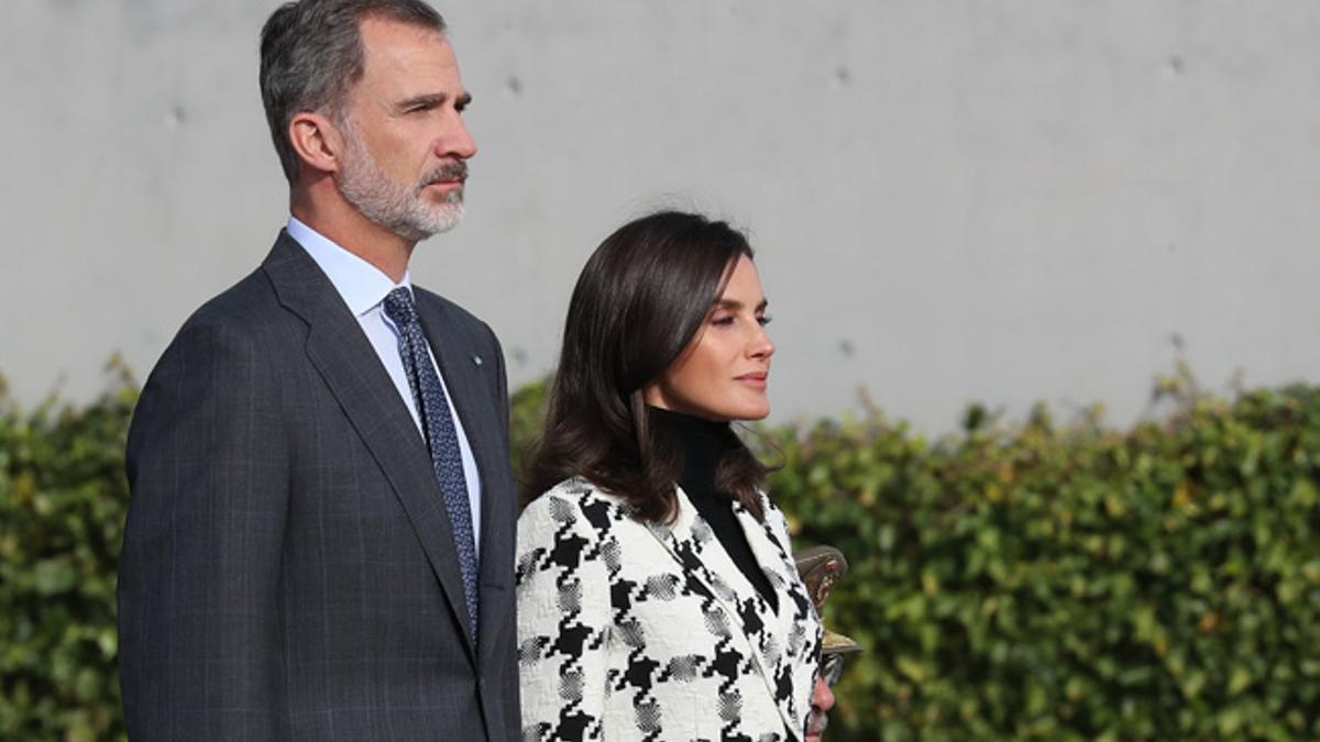 Letizia Ortiz con chaqueta estampada de Uterqüe