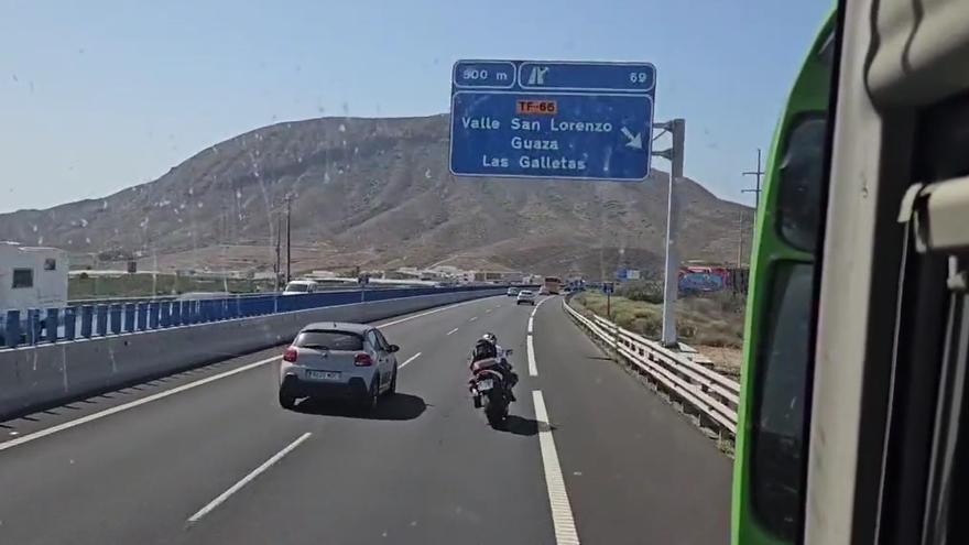 Una moto pone en riesgo la vida de los pasajeros de una guagua en Tenerife