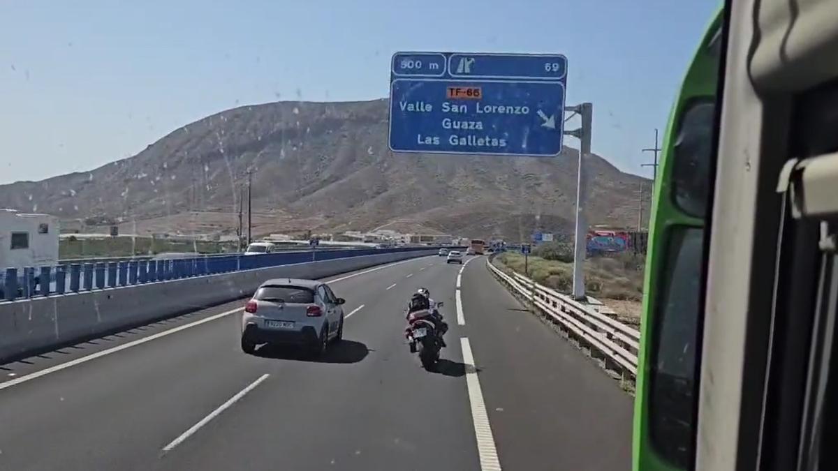 La peligrosa maniobra de una moto que puso en riesgo a una guagua de Titsa
