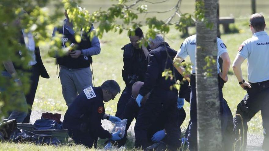 Policías franceses inspeccionan un zulo de ETA.