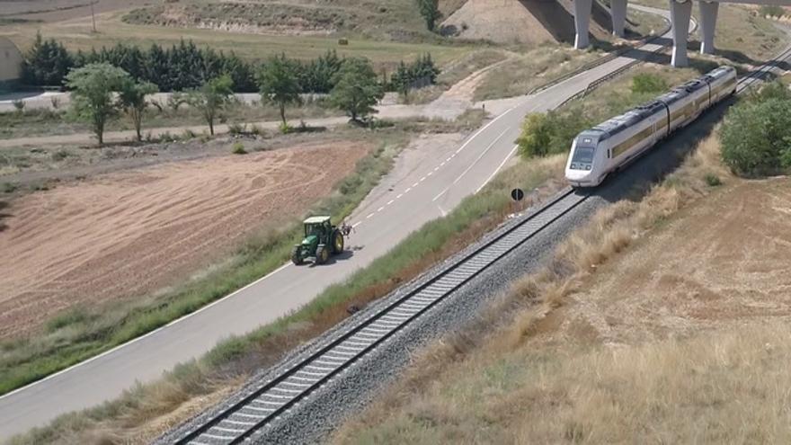 Tractores más rápidos que trenes en Teruel