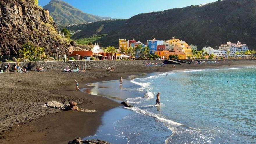 Rescate heroico en La Palma: un guardia civil salva a un bañista en apuros en la playa de Tazacorte