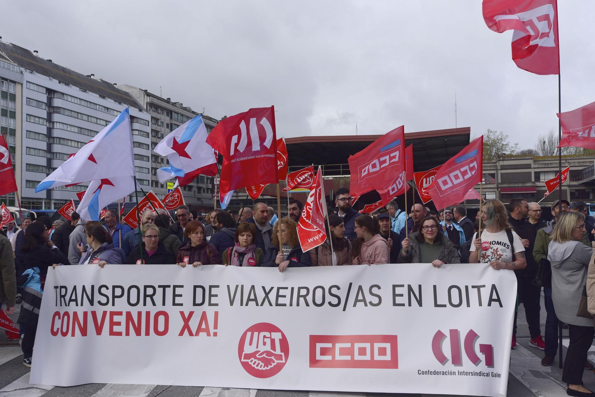 Los piquetes paralizan la estación de autobuses de A Coruña en el arranque de la huelga del sector de transporte de viajeros por carretera.