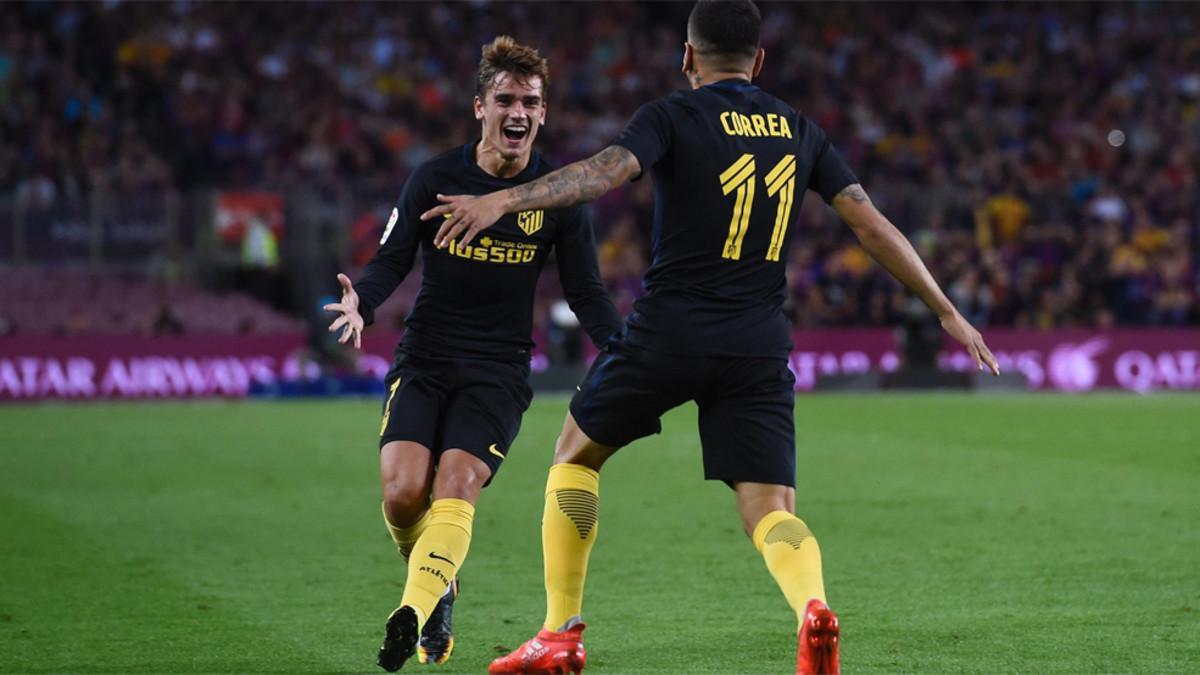 Antoinne Griezmann celebra con su compañero del Atlético Ángel Correa un gol al FC Barcelona