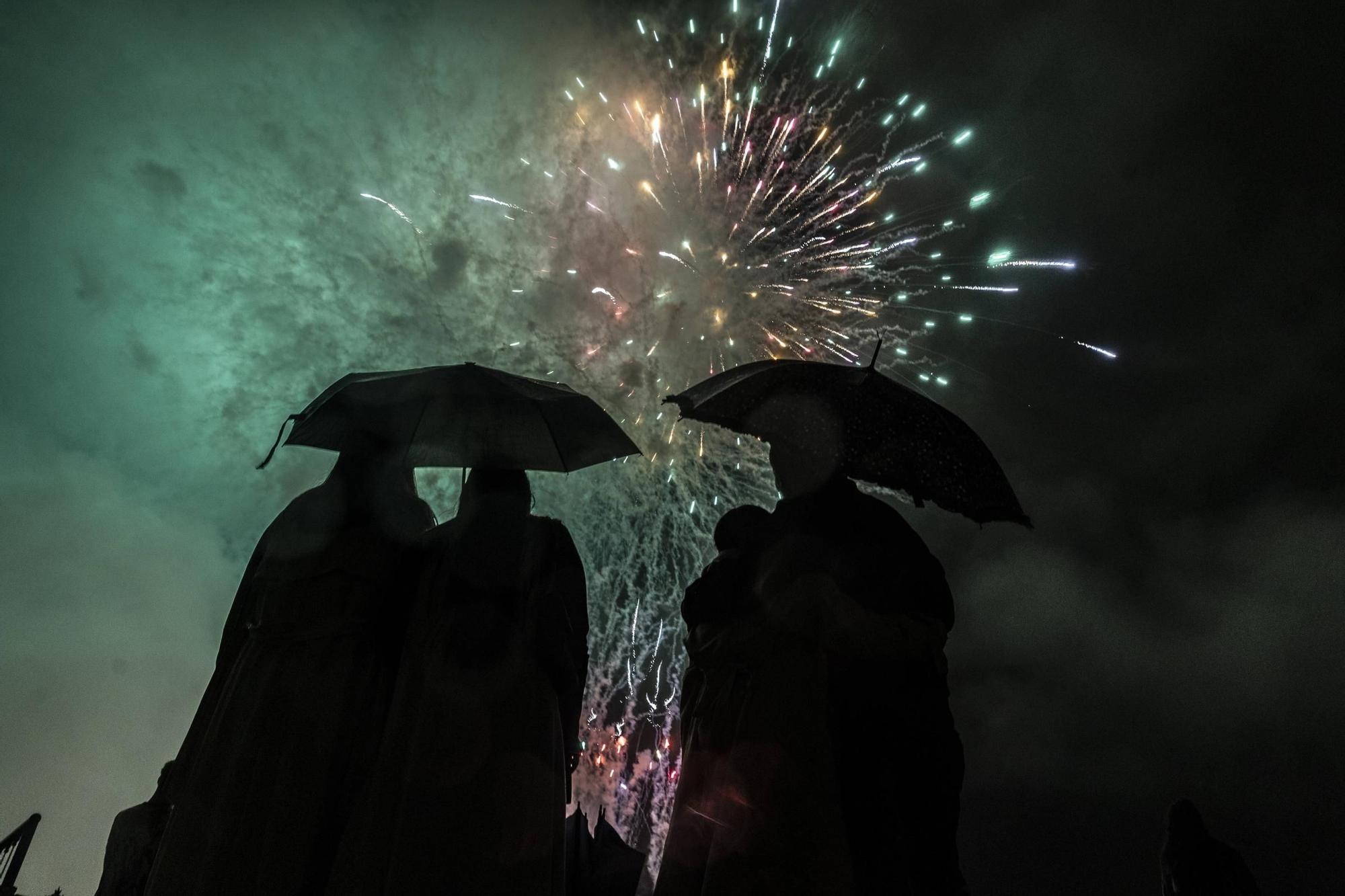 EN IMÁGENES: Así se vivieron unos fuegos de San Mateo bajo la lluvia en Oviedo