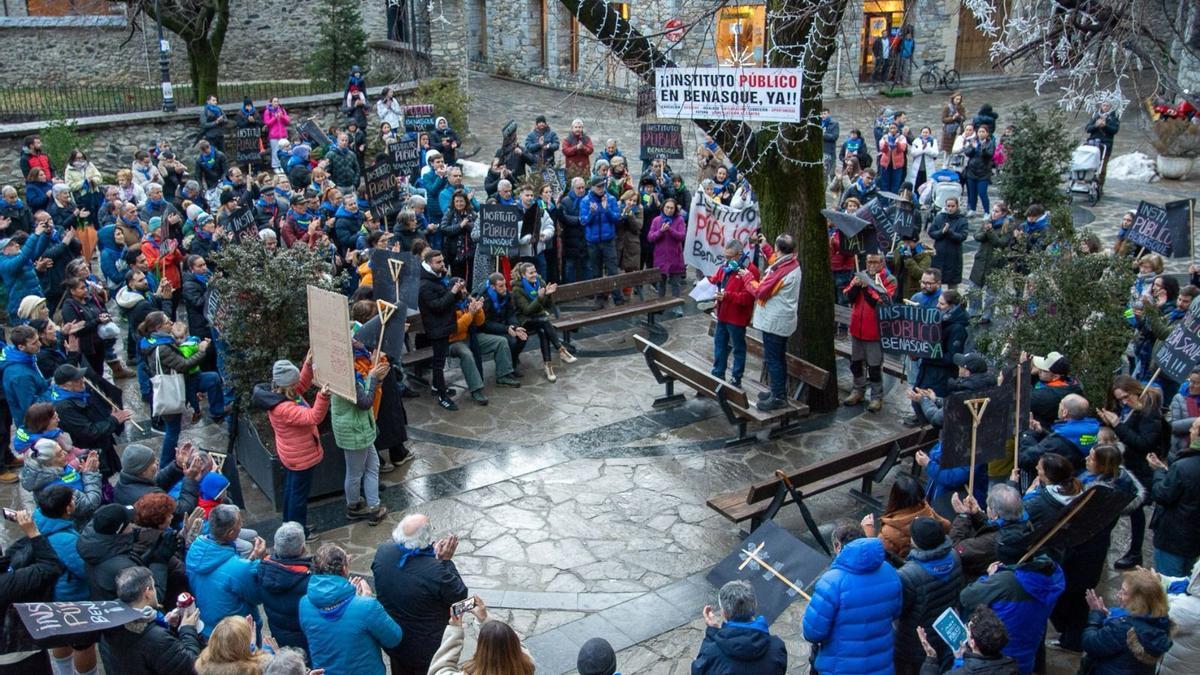 Concentración de vecinos en Benasque reclamando el instituto que pondrá en marcha el Gobierno de Aragón, hace unas semanas.