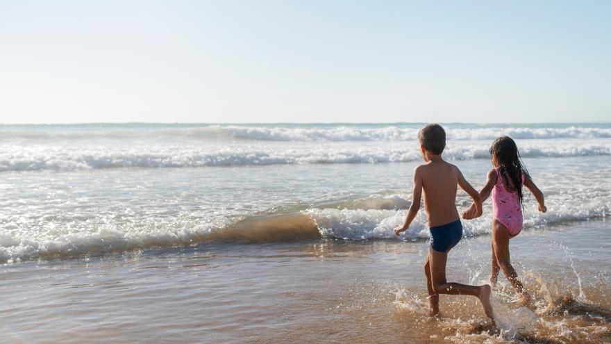 Recomendaciones para evitar el ahogamiento y accidentes de niños en playas y piscinas