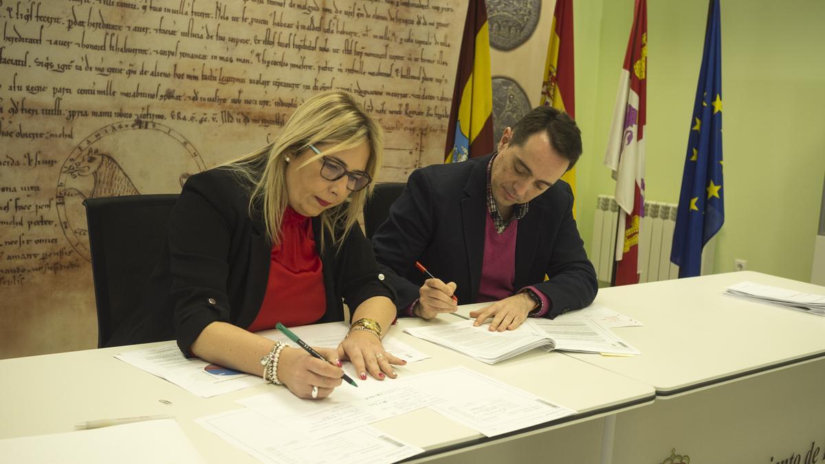 La concejala de Hacienda, Patricia Martín, y el alcalde de Benavente, Luciano Huerga, antes de la presentación de las cuentas de 2023.