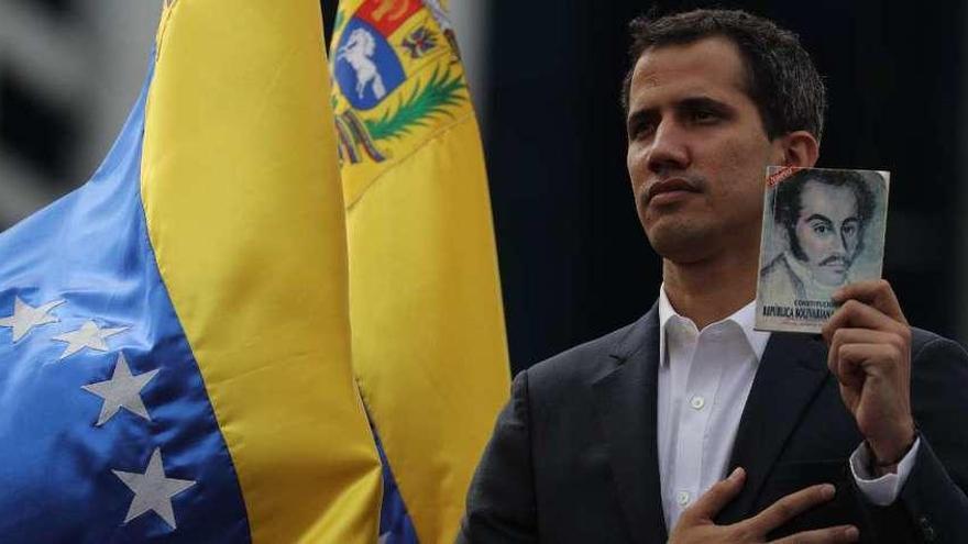 El opositor Juan Guaidó, en el acto en el que se proclamó presidente interino de Venezuela.  // Efe