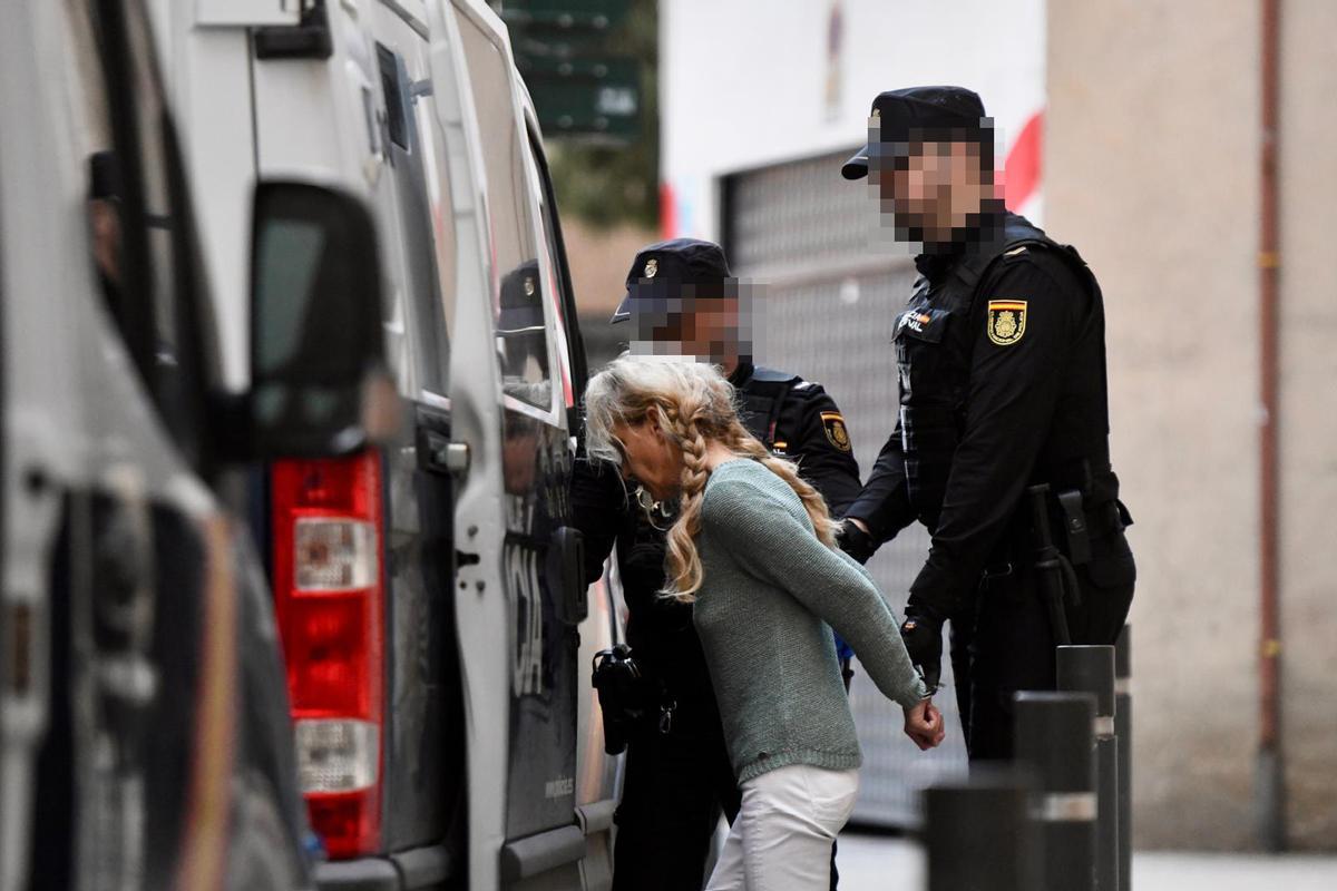 María, vecina del presunto secuestrador y sospechosa de encubrimiento, es sacada de dependencias policiales para ser puesta a disposición judicial en Murcia