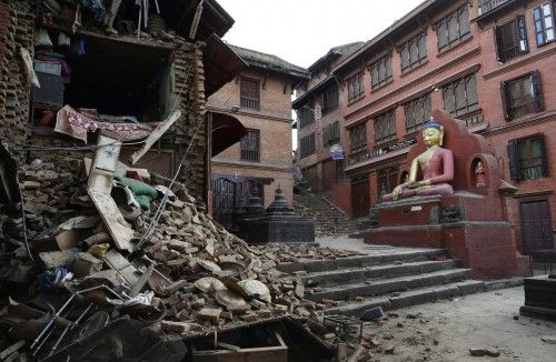 Daños del templo Syambhunaath Stupa tras el terremoto en Katmandú