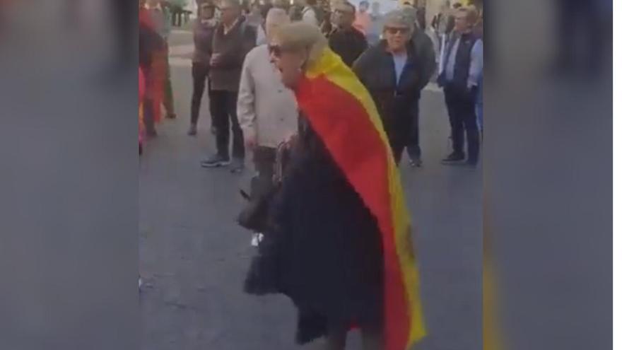 La història que s&#039;amaga darrere de la dona que cridava a la plaça Sant Jaume: la seva família és independentista