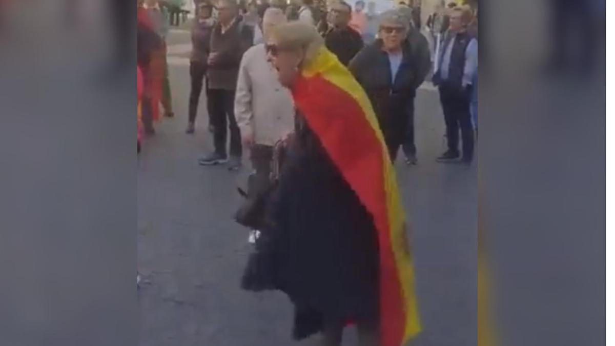 Moment del vídeo on es veu a la dona cridant.