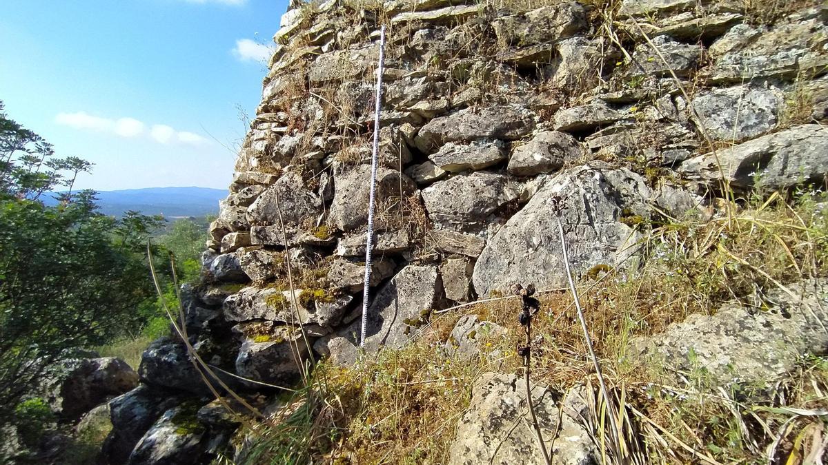 Restos de la Torre del castillo del Comendador en la Sierra de Hornachuelos.