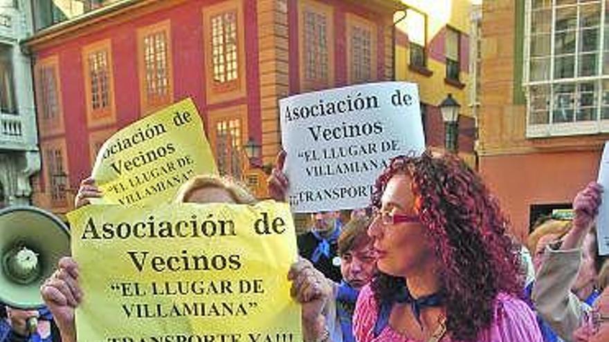 La concentración celebrada ayer frente al Ayuntamiento.