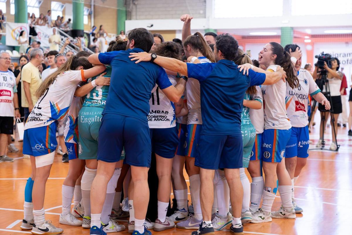 Las jugadoras y el cuerpo técnico del Wanapix se abrazan tras vencer al Marín.