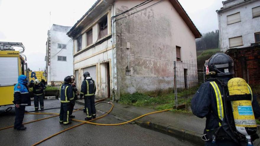 Un incendio calcina una casa vacía en Trasona