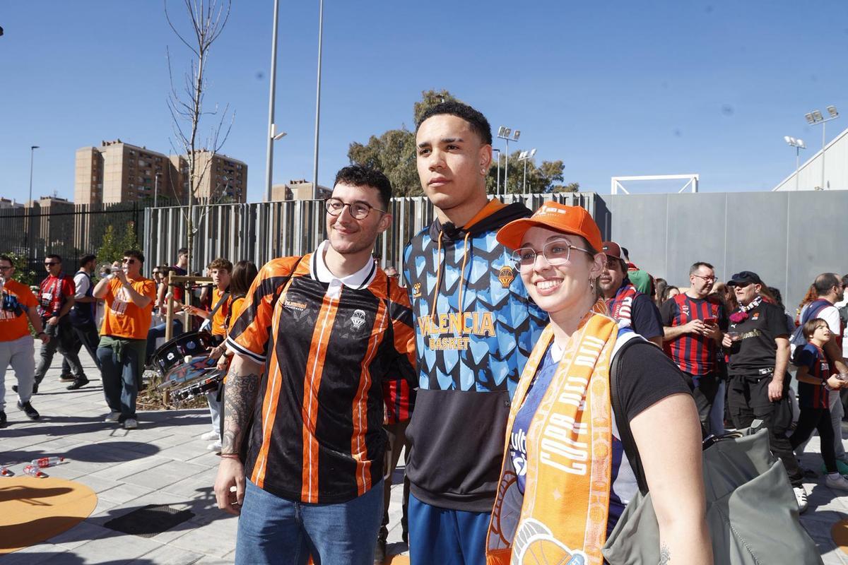 Algunos jugadores del Valencia Basket se pasan por la Fan Zone taronja