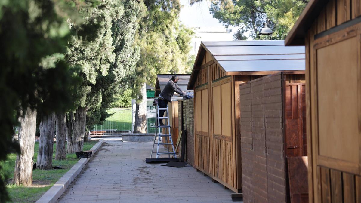Instalación de casetas del futuro mercado navideño de sa Feixina.