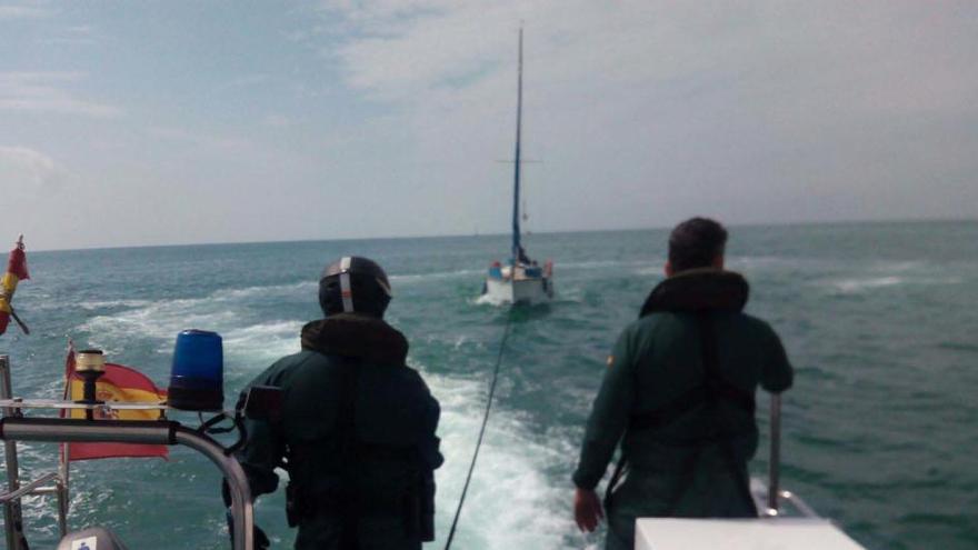 La Guardia Civil rescata 5 personas a la deriva en un velero frente a Borriana