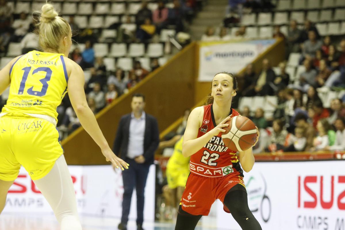 Faustine Parra, defensada per la txeca Holesinska.