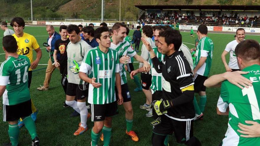 Segura celebra el ascenso del Lenense con otros jugadores.