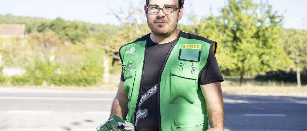 Adrián ayer, en la zona de Boborás, durante su recorrido en ruta para vender el cupón. // Enzo Sarmiento