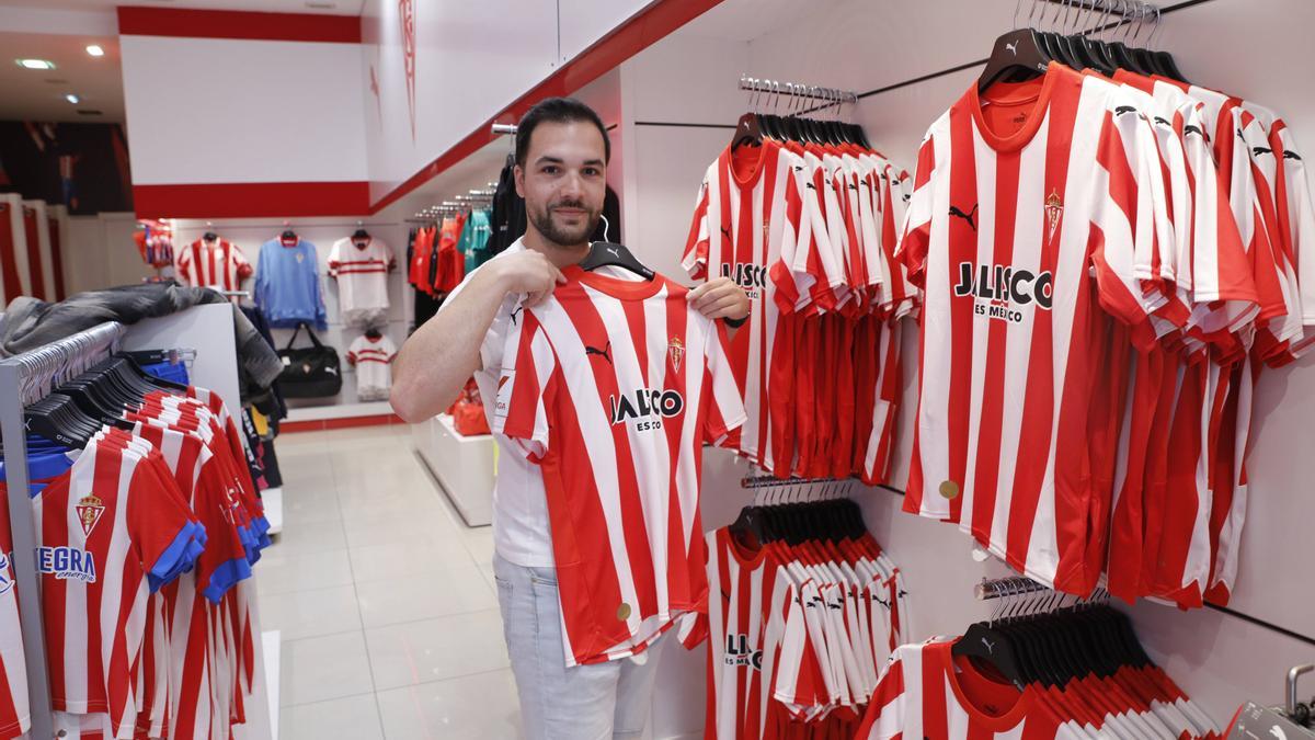 Camisetas del Real Sporting en una tienda oficial del club.