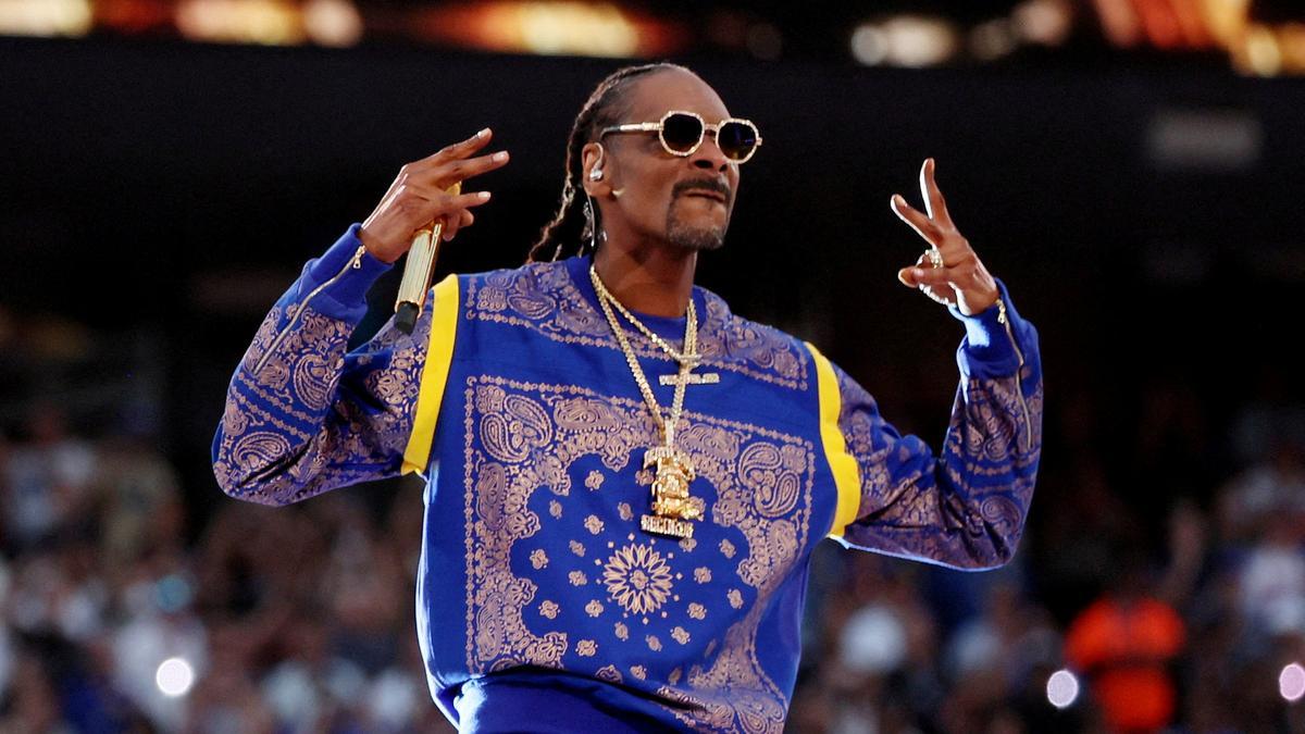 Snoop Dogg cantando ante miles de seguidores