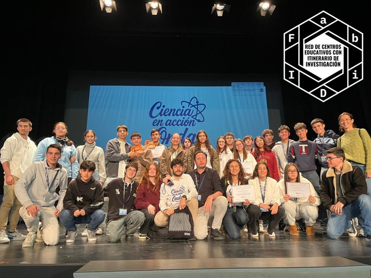 Alumnos y docentes del IES Gran Capitán y del CES Lope de Vega, junto a los del IES Martín Rivero.