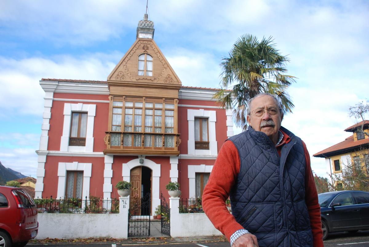 José Ramón Robledo delante de su casa de Nueva de Llanes, Villa Concha.