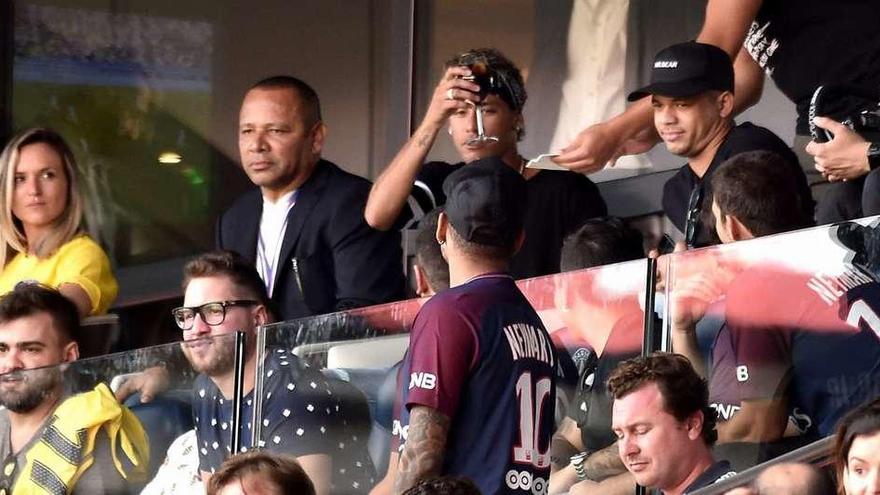 Neymar brinda desde el palco del Parque de los Príncipes, donde fue ovacionado por su nueva afición.