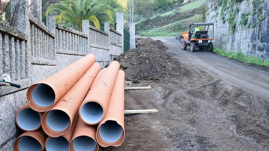 Tubos de PVC de 135 milímetros de diámetro en Parafita, como los que se colocarán en Martores. // FdV