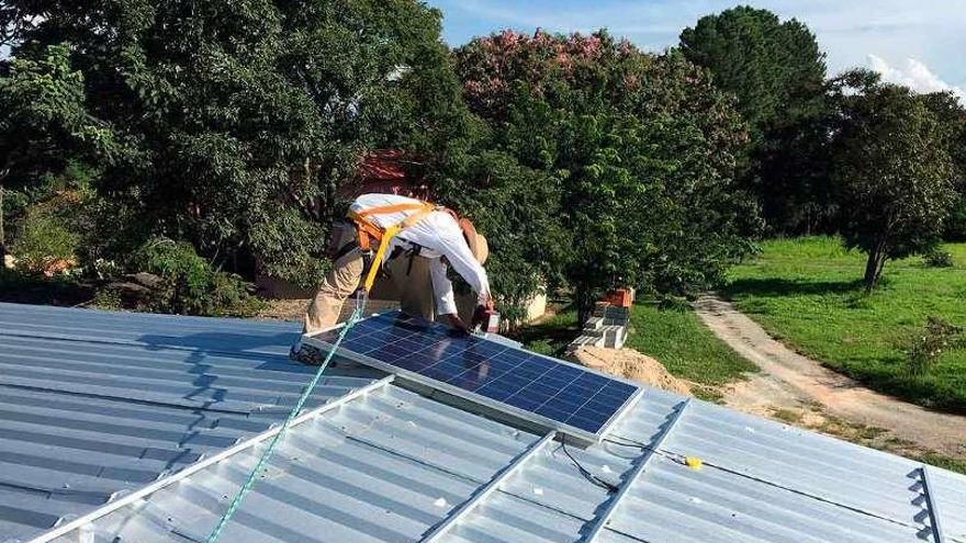 Placas solares en el tejado de una vivienda.