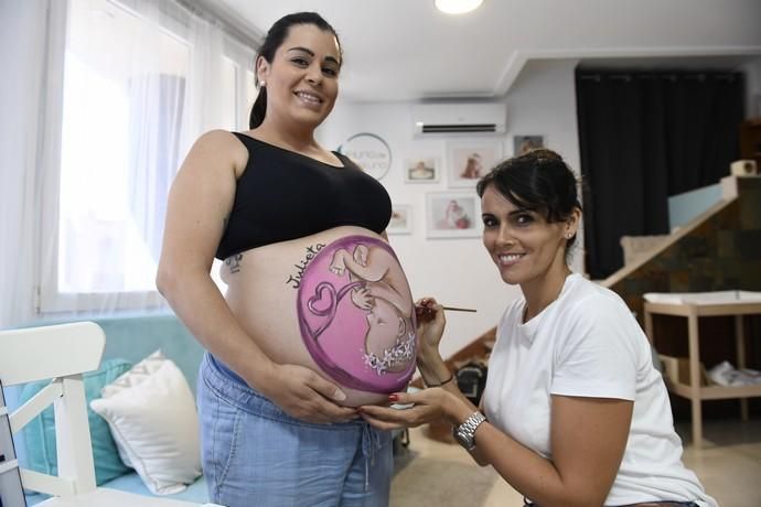 21-06-19 TELDE. SEDE LA LUNA DE NEPTUNO. LAS PALMAS DE GRAN CANARIA. Reportaje a una artista que pinta barrigas de embarazada. Fotos: Juan Castro.  | 21/06/2019 | Fotógrafo: Juan Carlos Castro