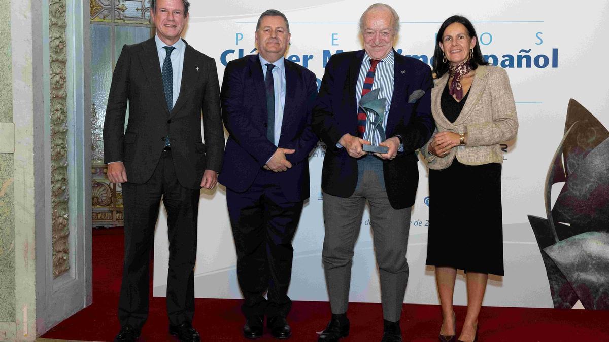 Por la izquierda, Javier Garat, presidente del cluster; Ceferino Arribas, director de Relaciones Institucionales de INGETEAM; Luis Rodríguez-Ovejero, presidente de Satec; Marta Díaz, Embajadora de Economía Azul, Asesora en sostenibilidad marina y presentadora del acto.