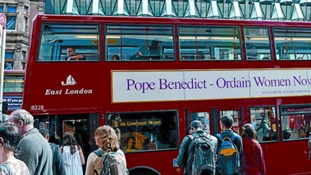 Un autobús londinense con el mensaje 'Papa Benedicto, Ordena Mujeres Ya», ayer.