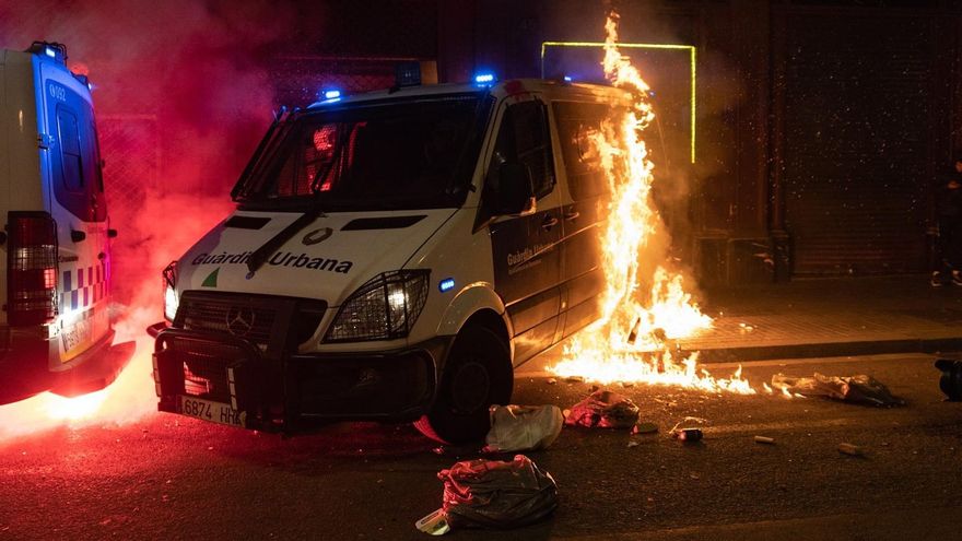 Catorce detenidos y seis Mossos heridos en la manifestación en favor de Hasél en Barcelona