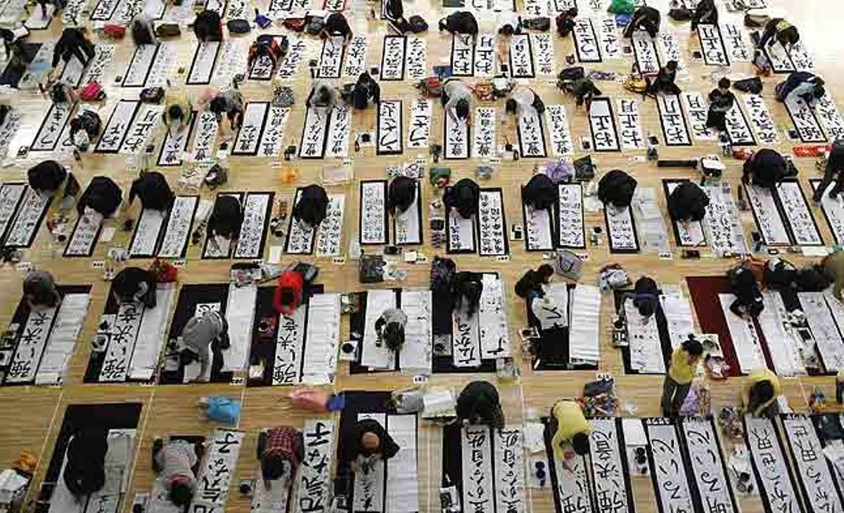 Nombrosos participants escriuen durant un concurs de cal·ligrafia a Tòquio (Japó).