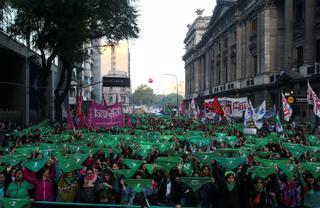 Miles de pañuelos verdes tapizan las calles de Argentina en pro del aborto