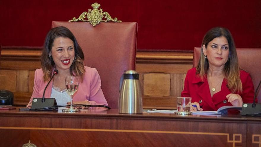 La alcaldesa, Patricia Hernández, y la primera teniente de alcalde, Matilde Zambudio, ayer, durante el pleno.