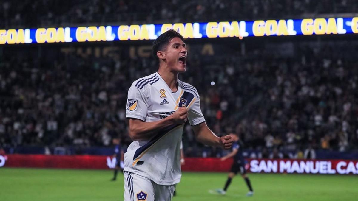 Antuna celebrando un gol con el Galaxy