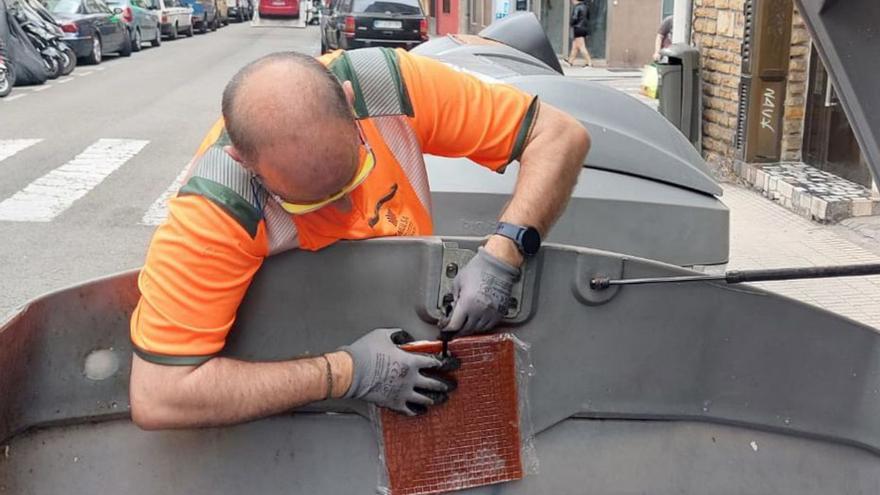 Emulsa instala placas antiolor en 1.500 contenedores de basura