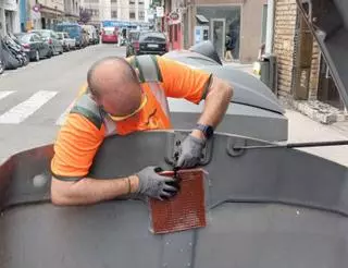 Emulsa instala placas antiolor en 1.500 contenedores de basura