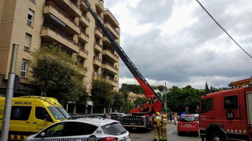 El desplegament amb els Bombers accedint al pis pel balcó