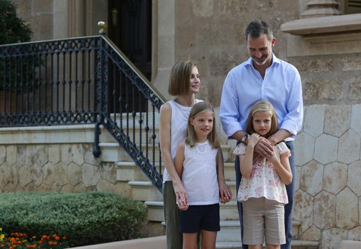 Los Reyes Felipe y Letizia con sus hijas en Mallorca