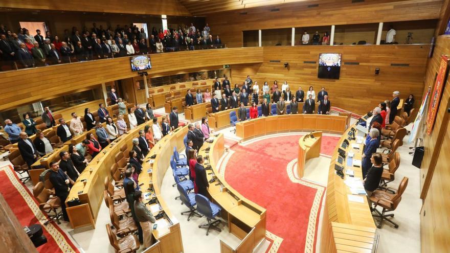 Diputados y público en el hemiciclo durante la sesión de ayer. |   // XOÁN ÁLVAREZ