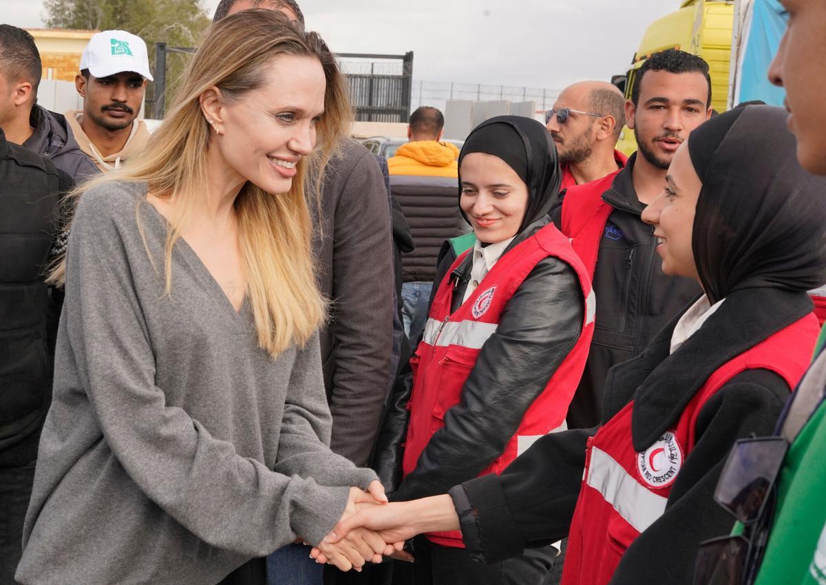 Angelina Jolie saluda a trabajadoras de la Media Luna Roja durante su visita al cruce de Rafah, este viernes.